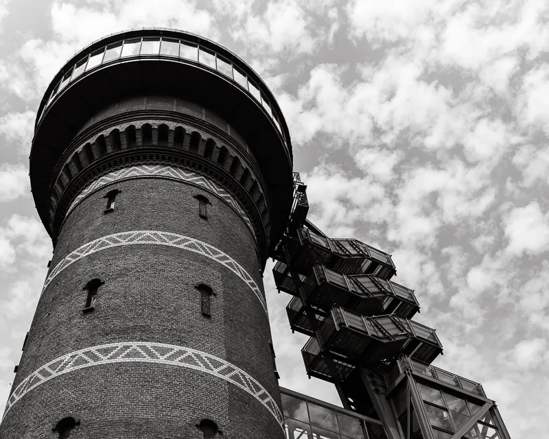 Schwarzweißaufnahme eines historischen Industriebauwerks im Ruhrgebiet